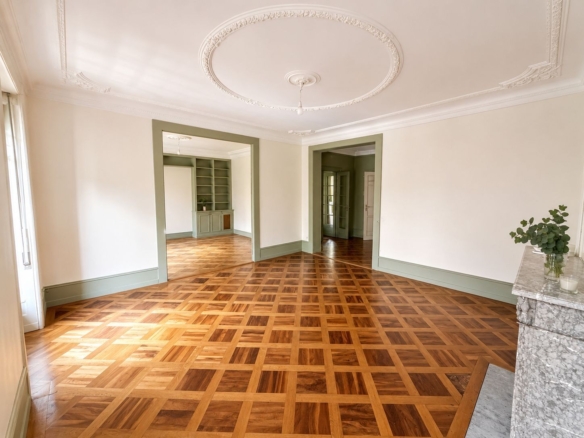 Living room with parquet flooring and mouldings, high-end cross-through 4.5-room apartment, Geneva