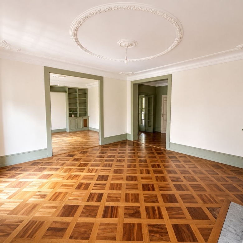 Living room with parquet flooring and mouldings, high-end cross-through 4.5-room apartment, Geneva