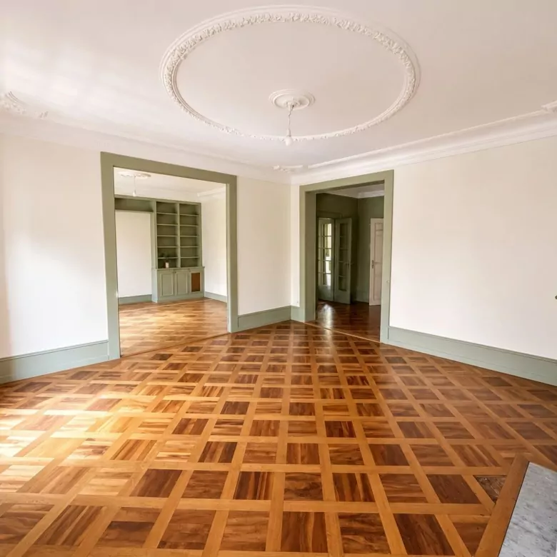 Living room with parquet flooring and mouldings, high-end cross-through 4.5-room apartment, Geneva