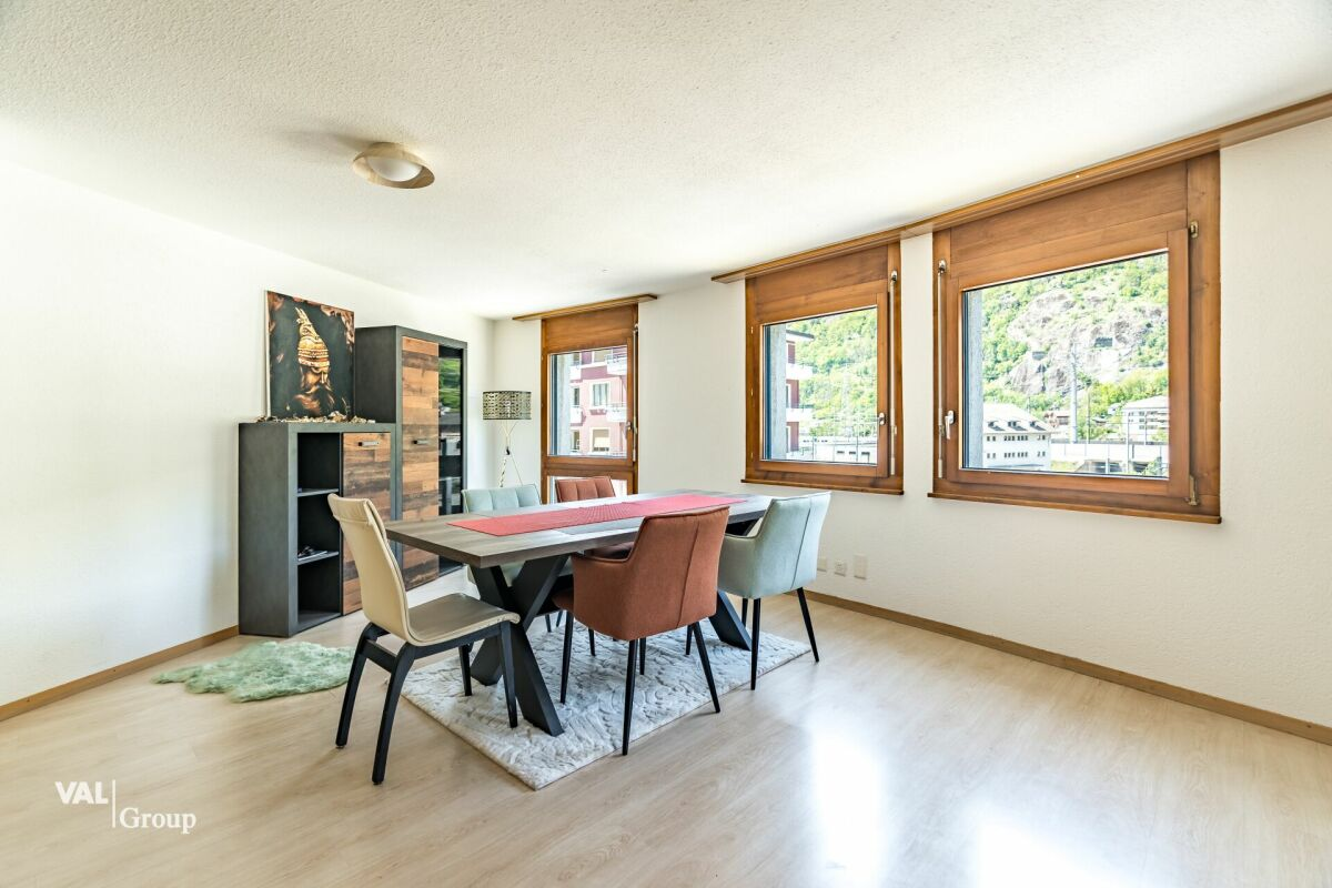 Appartement situé en plein centre-ville, doté de deux balcons et bénéficiant d’une belle luminosité