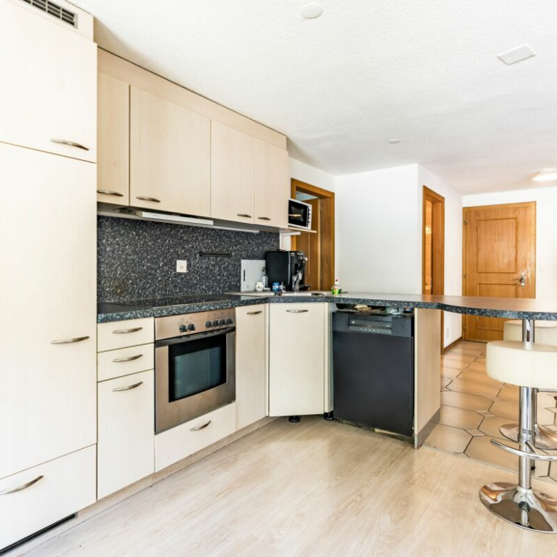 Appartement situé en plein centre-ville, doté de deux balcons et bénéficiant d'une belle luminosité