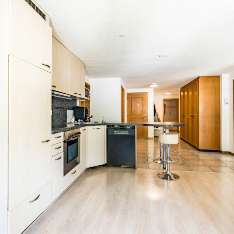 Appartement situé en plein centre-ville, doté de deux balcons et bénéficiant d'une belle luminosité