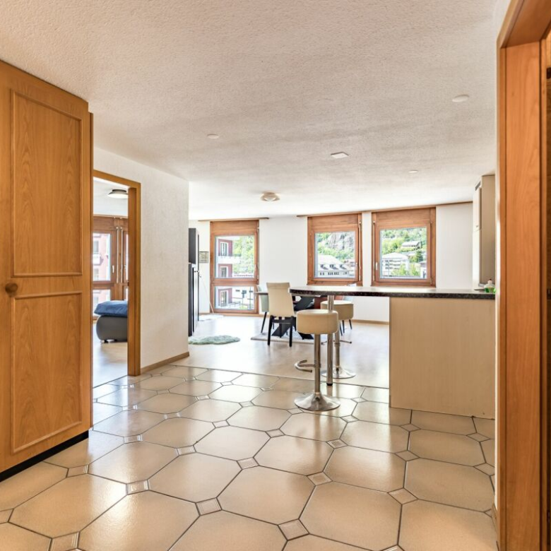 Appartement situé en plein centre-ville, doté de deux balcons et bénéficiant d'une belle luminosité