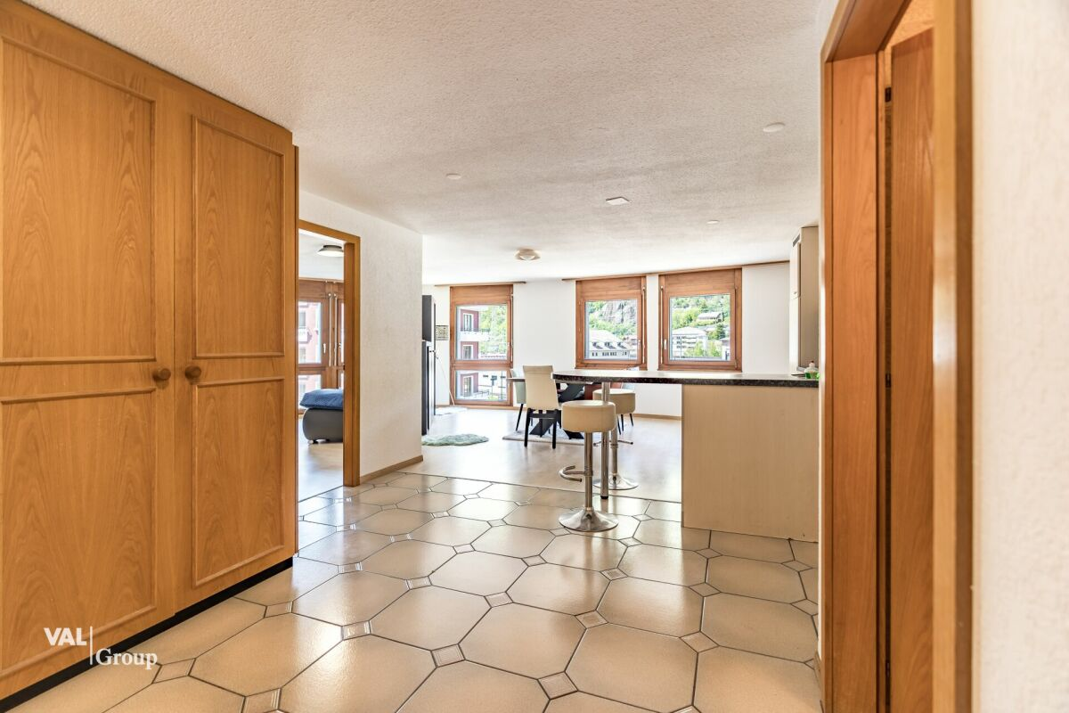 Appartement situé en plein centre-ville, doté de deux balcons et bénéficiant d'une belle luminosité