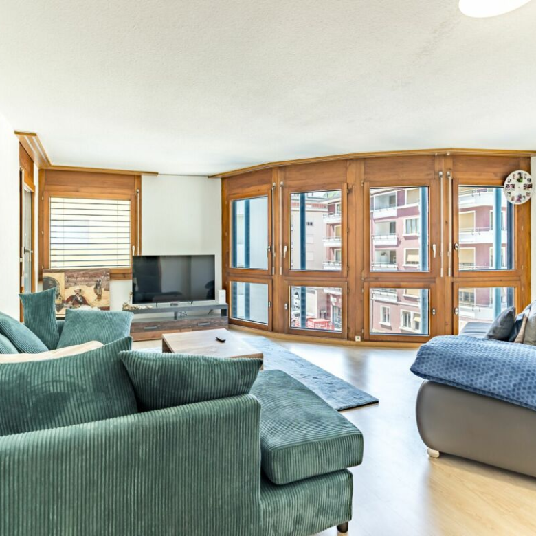 Appartement situé en plein centre-ville, doté de deux balcons et bénéficiant d'une belle luminosité