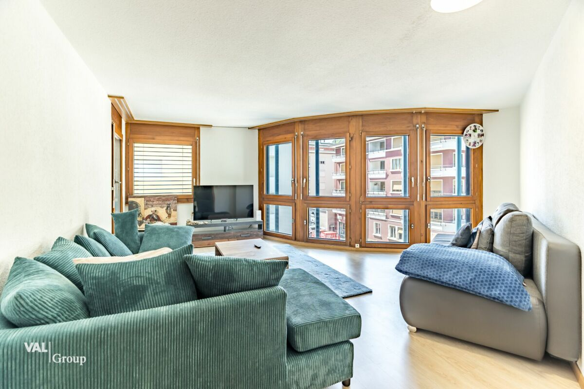 Appartement situé en plein centre-ville, doté de deux balcons et bénéficiant d'une belle luminosité