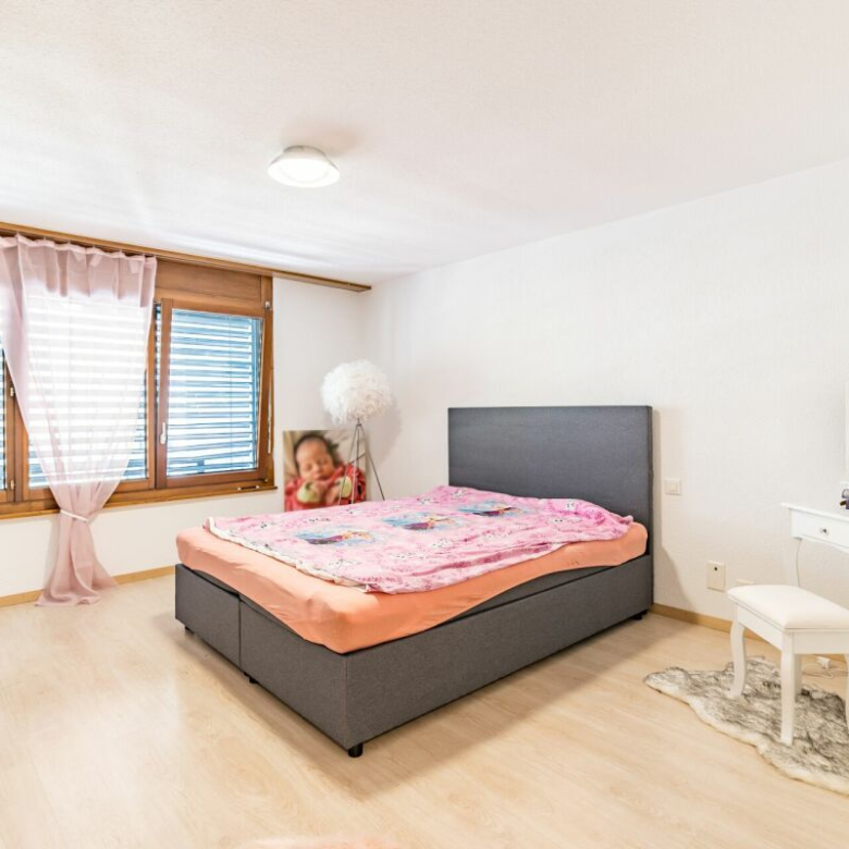 Appartement situé en plein centre-ville, doté de deux balcons et bénéficiant d'une belle luminosité