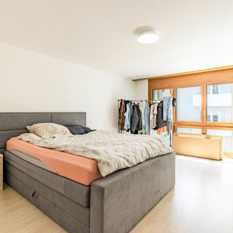 Appartement situé en plein centre-ville, doté de deux balcons et bénéficiant d'une belle luminosité