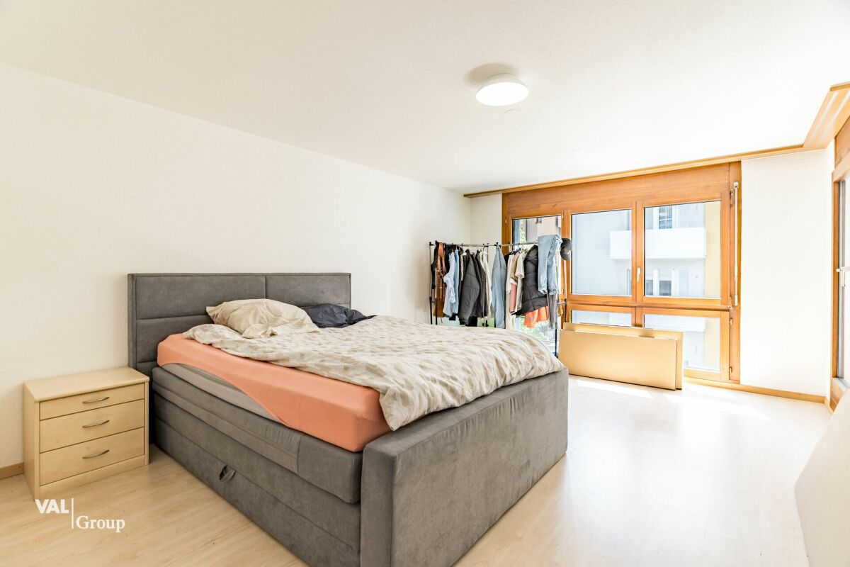 Appartement situé en plein centre-ville, doté de deux balcons et bénéficiant d'une belle luminosité