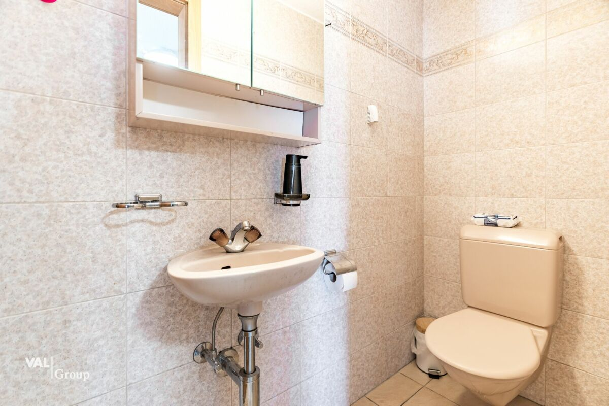 Appartement situé en plein centre-ville, doté de deux balcons et bénéficiant d'une belle luminosité