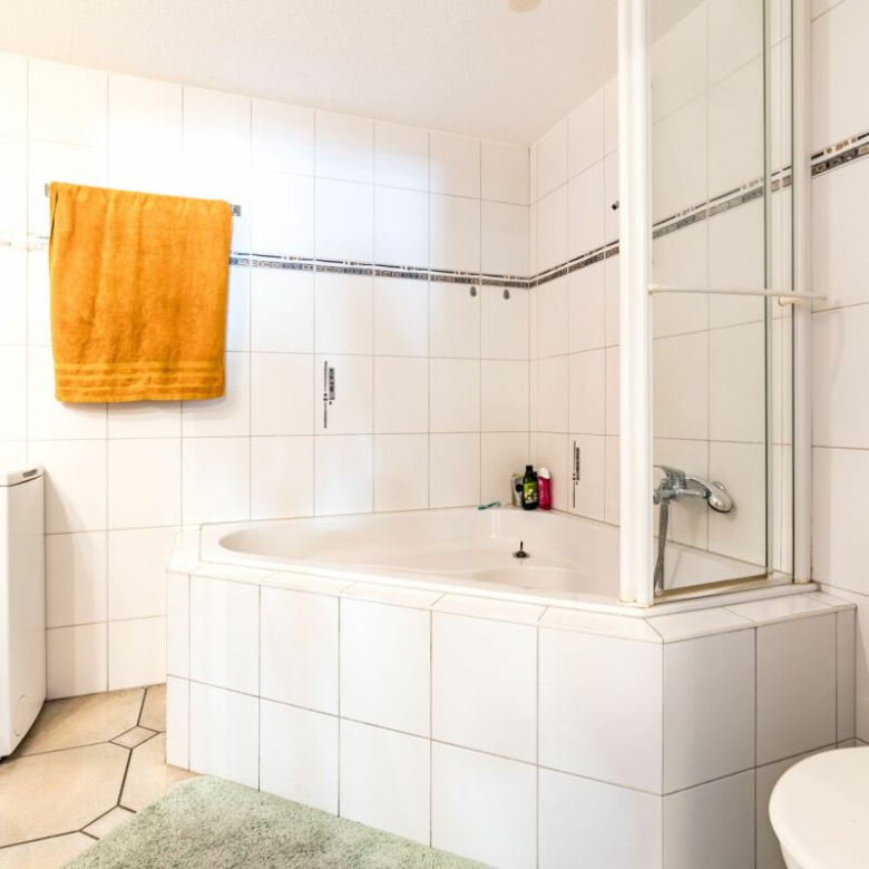 Appartement situé en plein centre-ville, doté de deux balcons et bénéficiant d'une belle luminosité