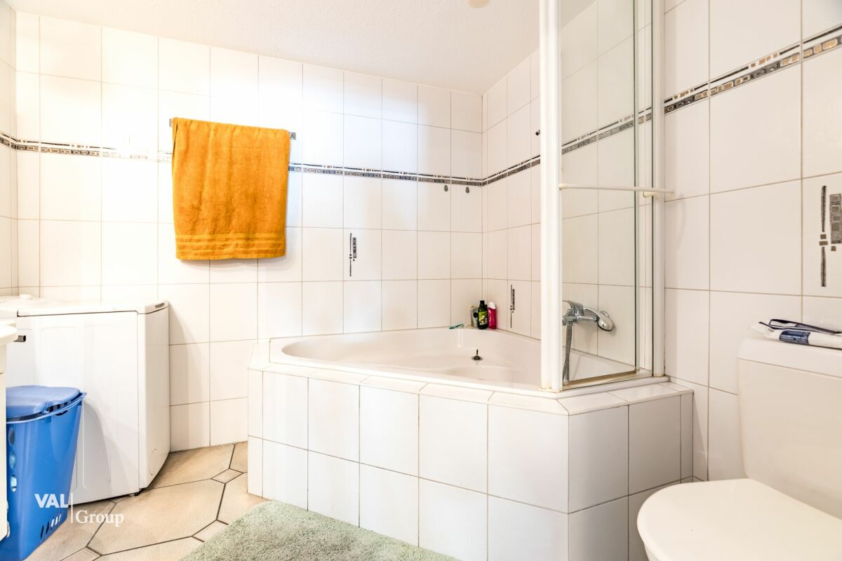 Appartement situé en plein centre-ville, doté de deux balcons et bénéficiant d'une belle luminosité