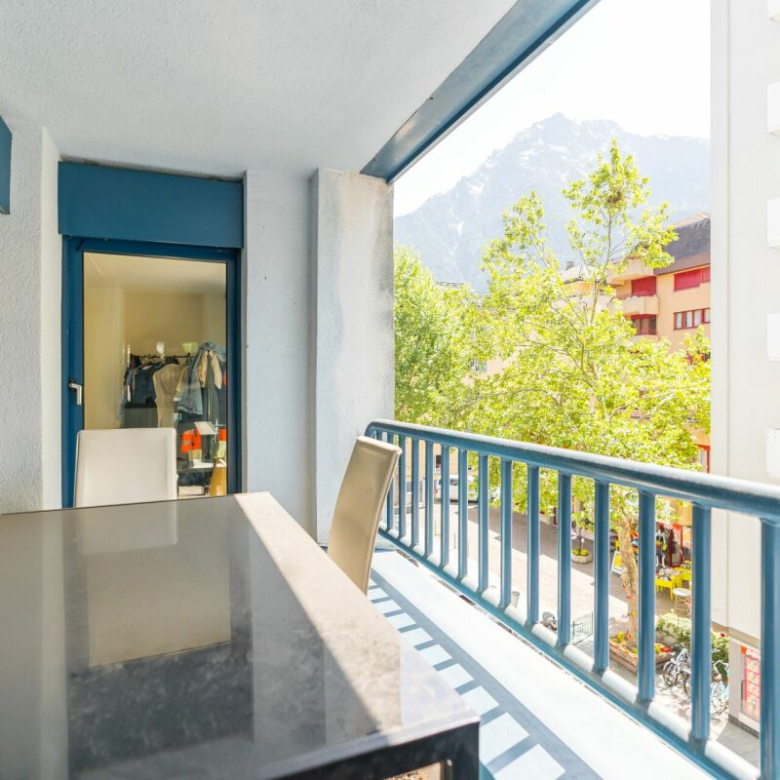 Appartement situé en plein centre-ville, doté de deux balcons et bénéficiant d'une belle luminosité