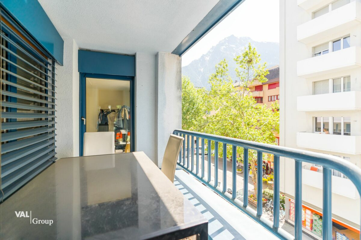 Appartement situé en plein centre-ville, doté de deux balcons et bénéficiant d'une belle luminosité