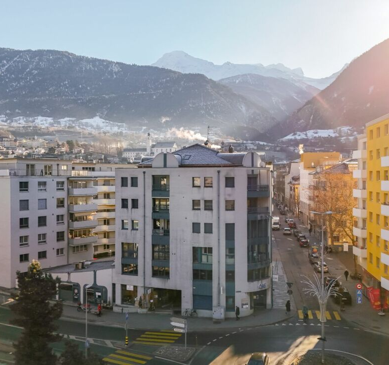 Appartement situé en plein centre-ville, doté de deux balcons et bénéficiant d'une belle luminosité