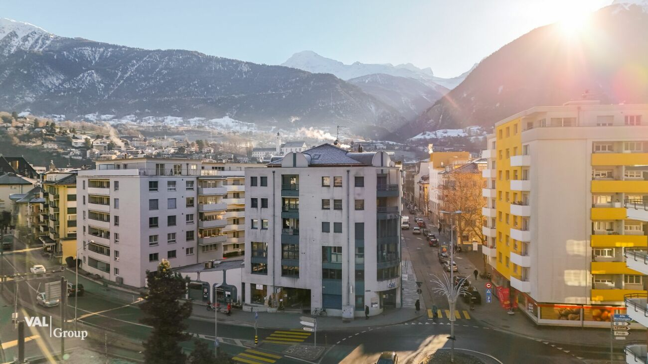 Appartement situé en plein centre-ville, doté de deux balcons et bénéficiant d'une belle luminosité