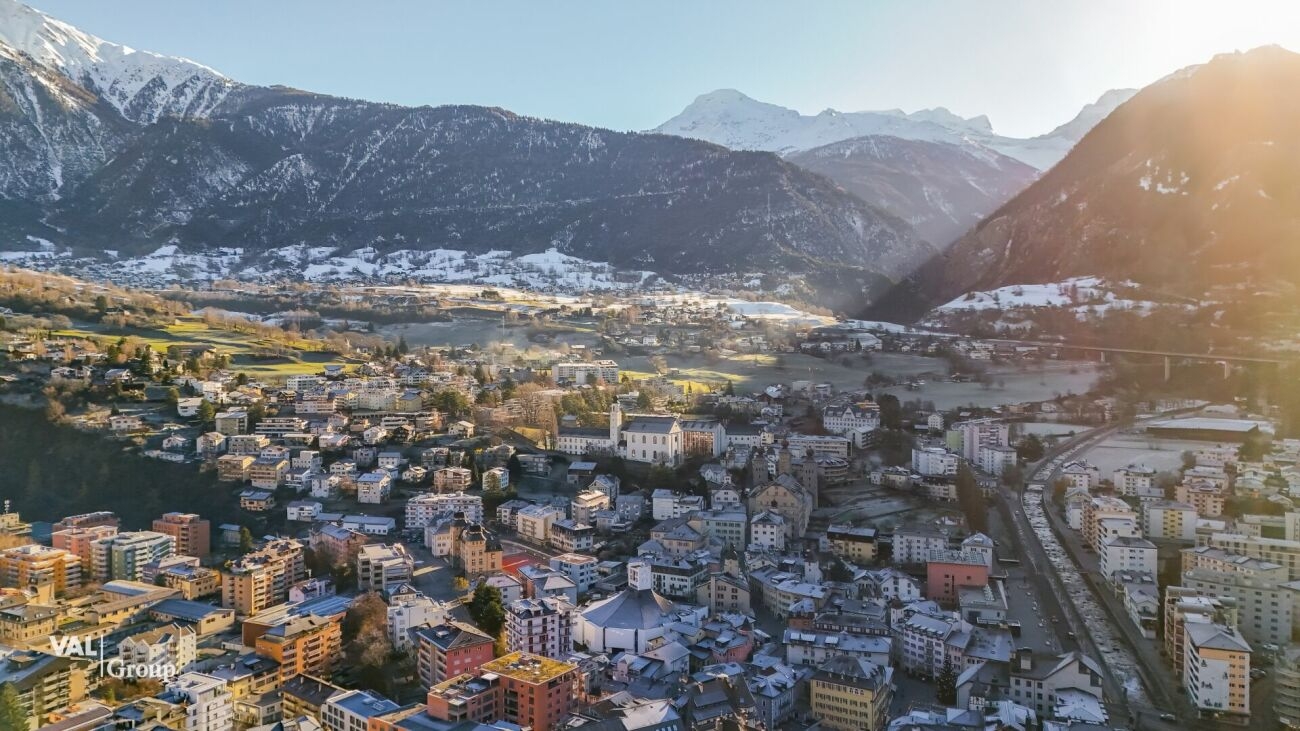Appartement situé en plein centre-ville, doté de deux balcons et bénéficiant d'une belle luminosité
