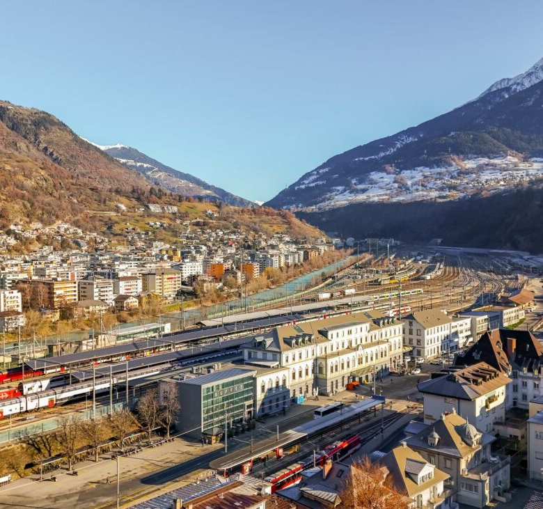 Appartement situé en plein centre-ville, doté de deux balcons et bénéficiant d'une belle luminosité