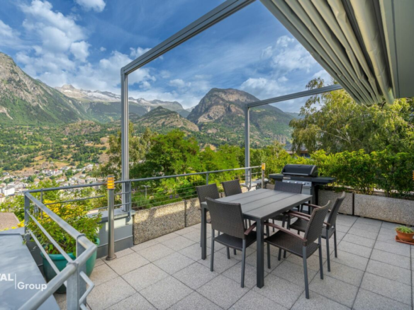 Un vaste espace de vie : un logement avec une grande terrasse et une intimité préservée