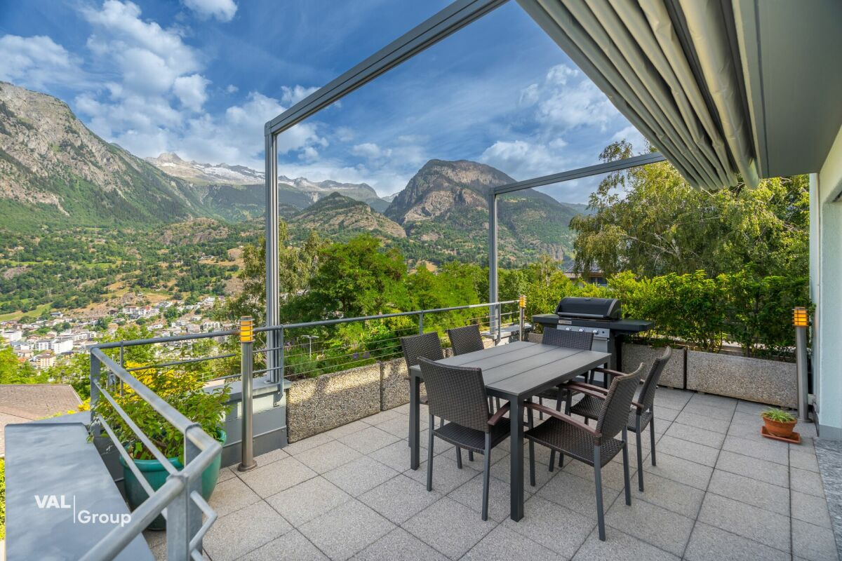 Ein grosszügiger Wohnbereich: eine Wohnung mit grosser Terrasse und wahrter Privatsphäre