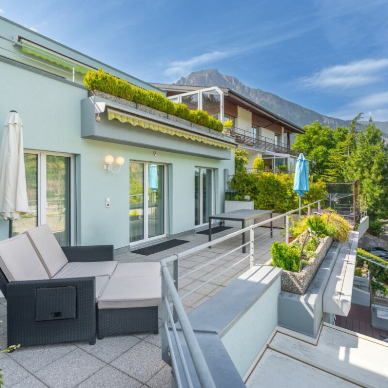 Ein grosszügiger Wohnbereich: eine Wohnung mit grosser Terrasse und wahrter Privatsphäre