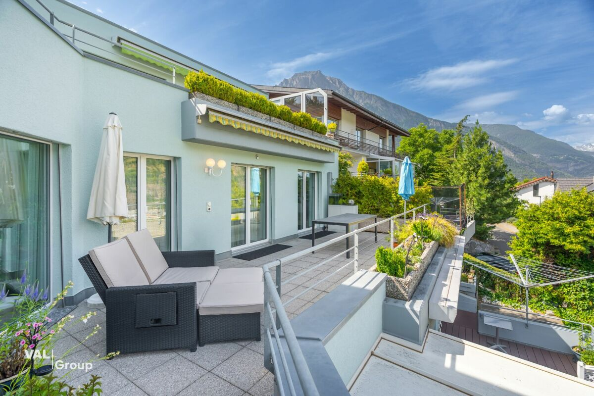 Ein grosszügiger Wohnbereich: eine Wohnung mit grosser Terrasse und wahrter Privatsphäre
