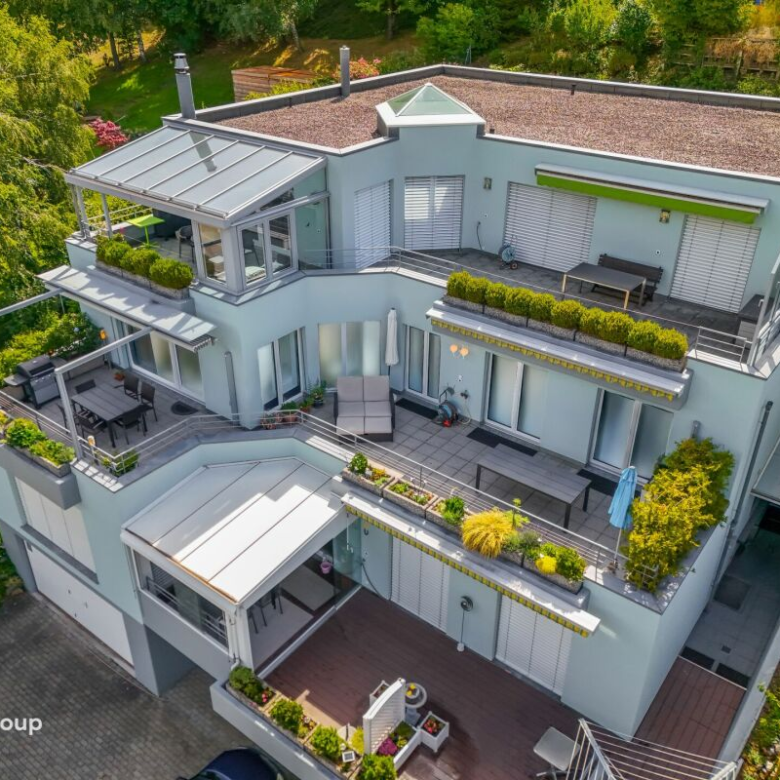 Ein grosszügiger Wohnbereich: eine Wohnung mit grosser Terrasse und wahrter Privatsphäre