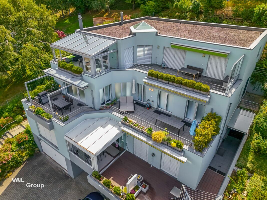Ein grosszügiger Wohnbereich: eine Wohnung mit grosser Terrasse und wahrter Privatsphäre