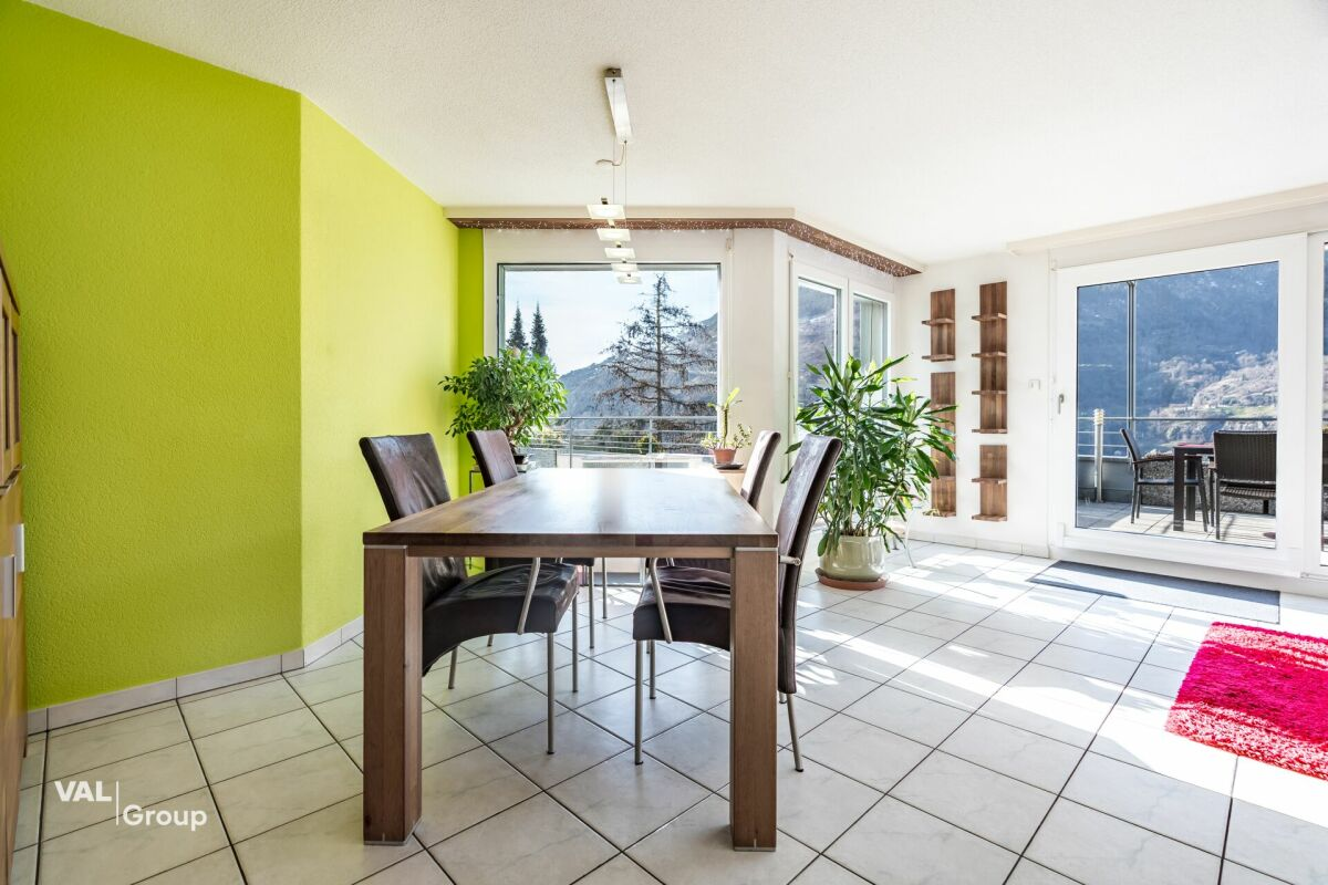Ein grosszügiger Wohnbereich: eine Wohnung mit grosser Terrasse und wahrter Privatsphäre