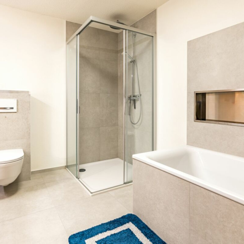 Ein grosszügiger Wohnbereich: eine Wohnung mit grosser Terrasse und wahrter Privatsphäre