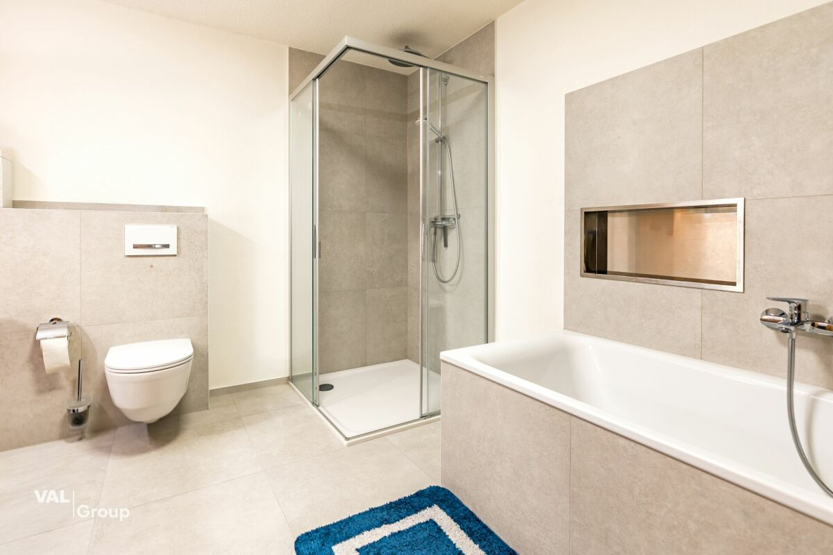 Ein grosszügiger Wohnbereich: eine Wohnung mit grosser Terrasse und wahrter Privatsphäre