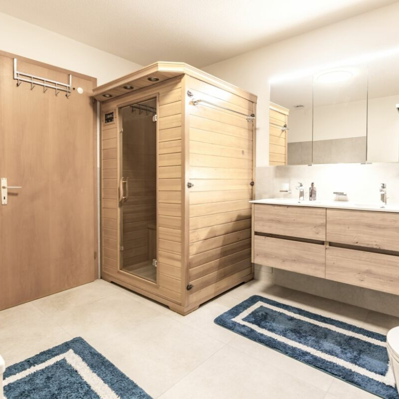 Ein grosszügiger Wohnbereich: eine Wohnung mit grosser Terrasse und wahrter Privatsphäre