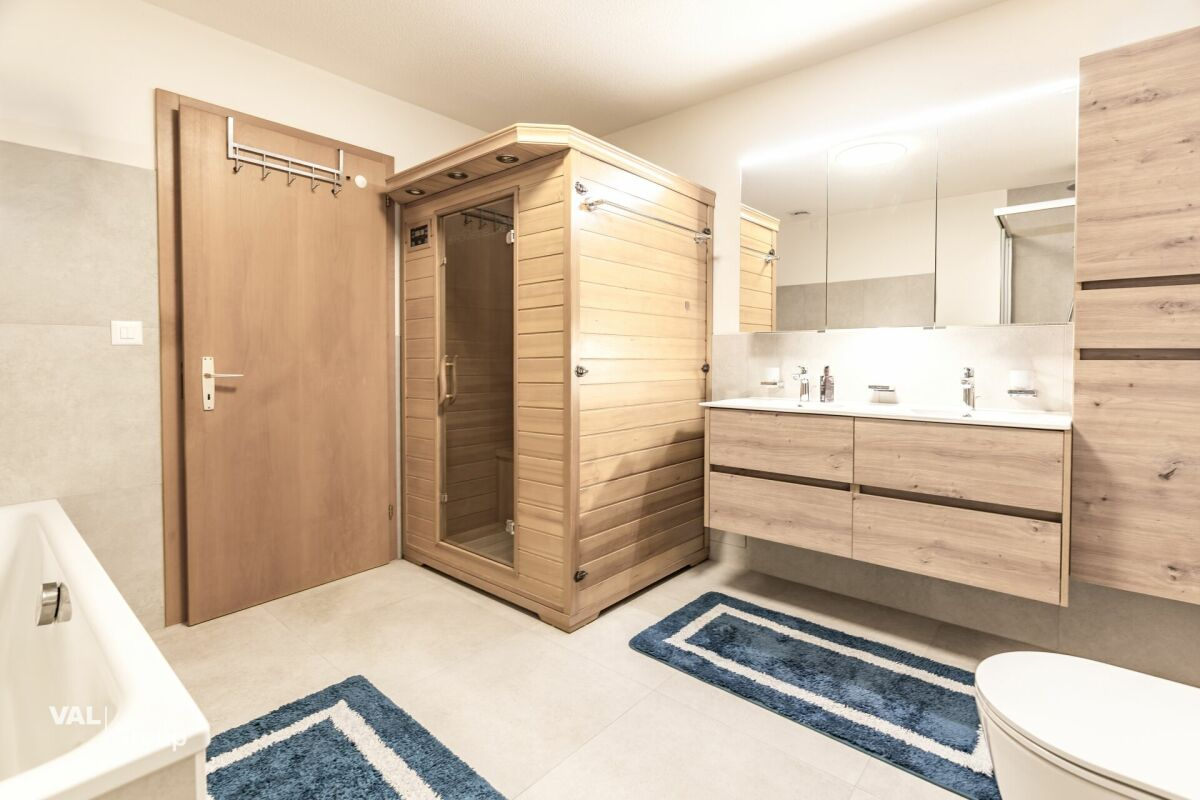 Ein grosszügiger Wohnbereich: eine Wohnung mit grosser Terrasse und wahrter Privatsphäre