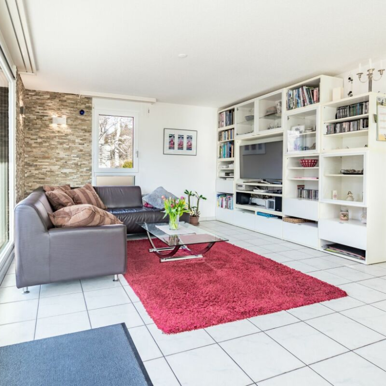 Ein grosszügiger Wohnbereich: eine Wohnung mit grosser Terrasse und wahrter Privatsphäre