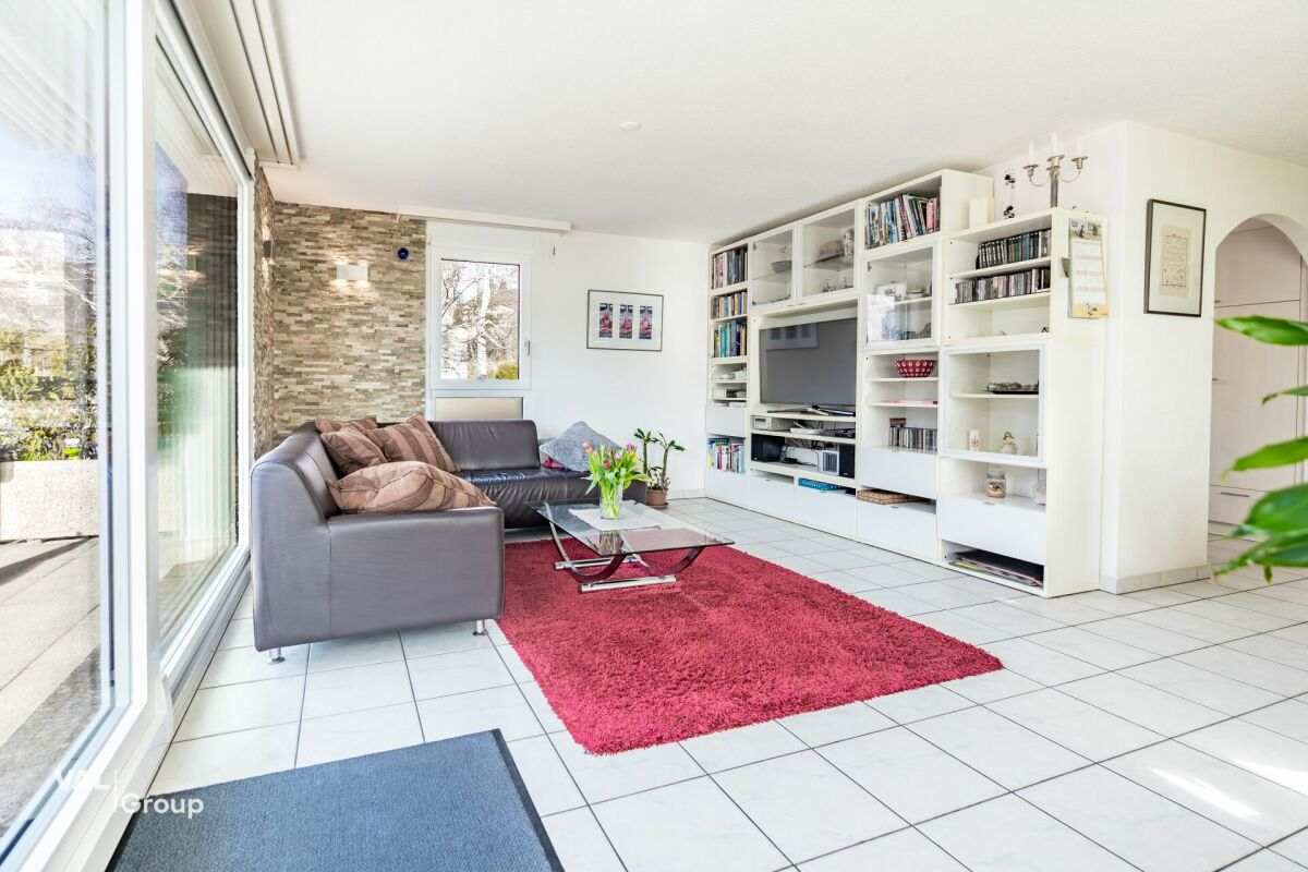 Ein grosszügiger Wohnbereich: eine Wohnung mit grosser Terrasse und wahrter Privatsphäre