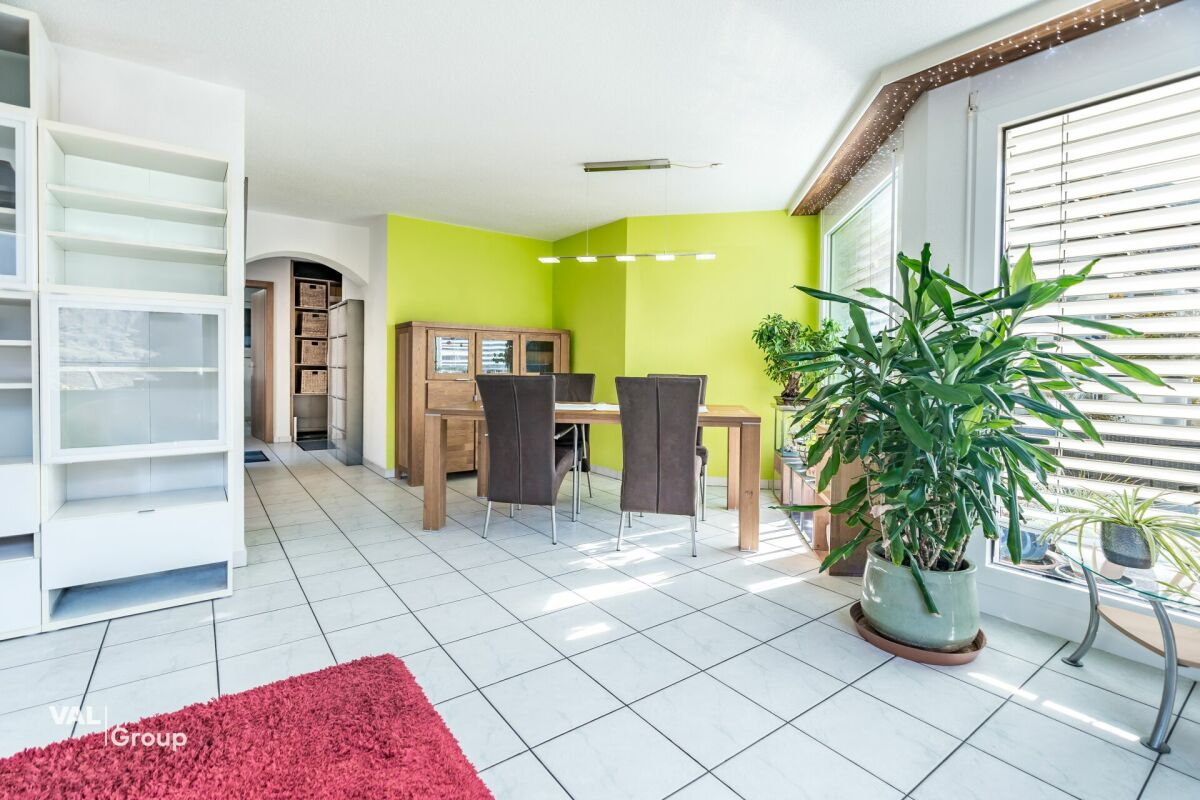 Ein grosszügiger Wohnbereich: eine Wohnung mit grosser Terrasse und wahrter Privatsphäre
