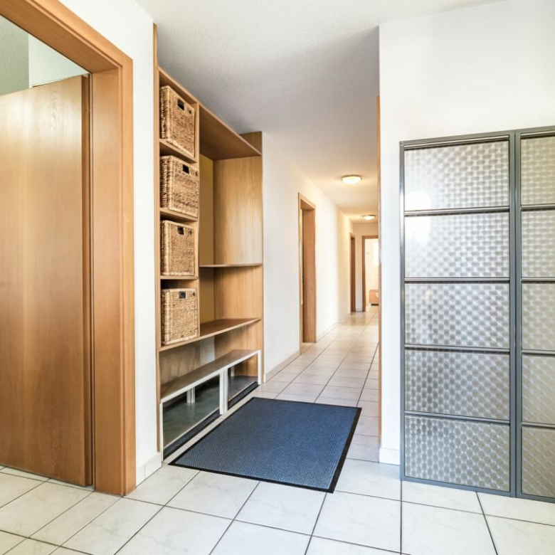 Ein grosszügiger Wohnbereich: eine Wohnung mit grosser Terrasse und wahrter Privatsphäre