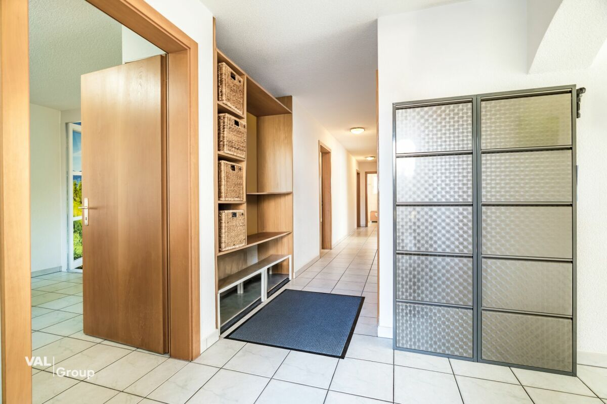 Ein grosszügiger Wohnbereich: eine Wohnung mit grosser Terrasse und wahrter Privatsphäre