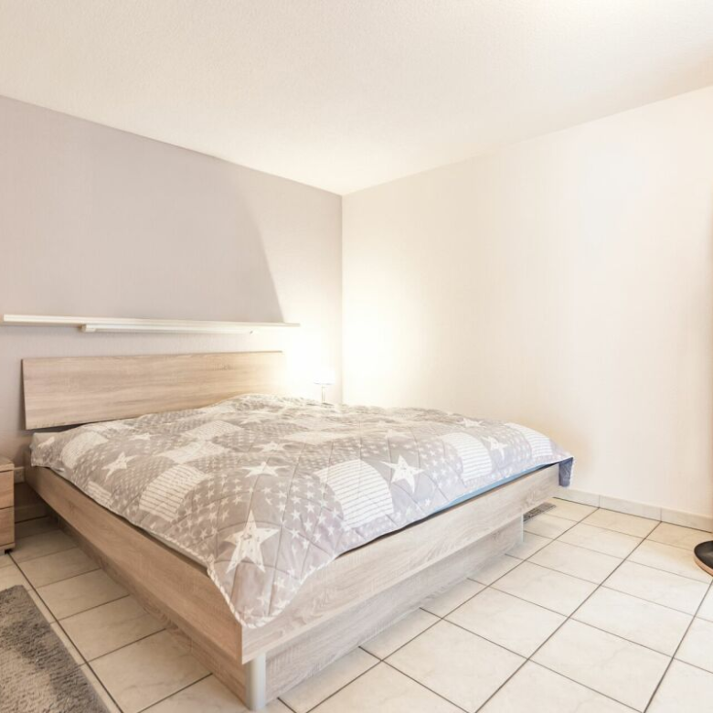 Ein grosszügiger Wohnbereich: eine Wohnung mit grosser Terrasse und wahrter Privatsphäre