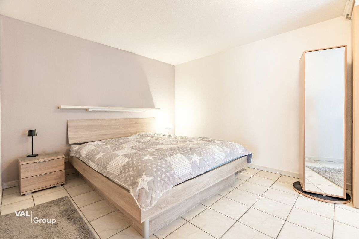Ein grosszügiger Wohnbereich: eine Wohnung mit grosser Terrasse und wahrter Privatsphäre