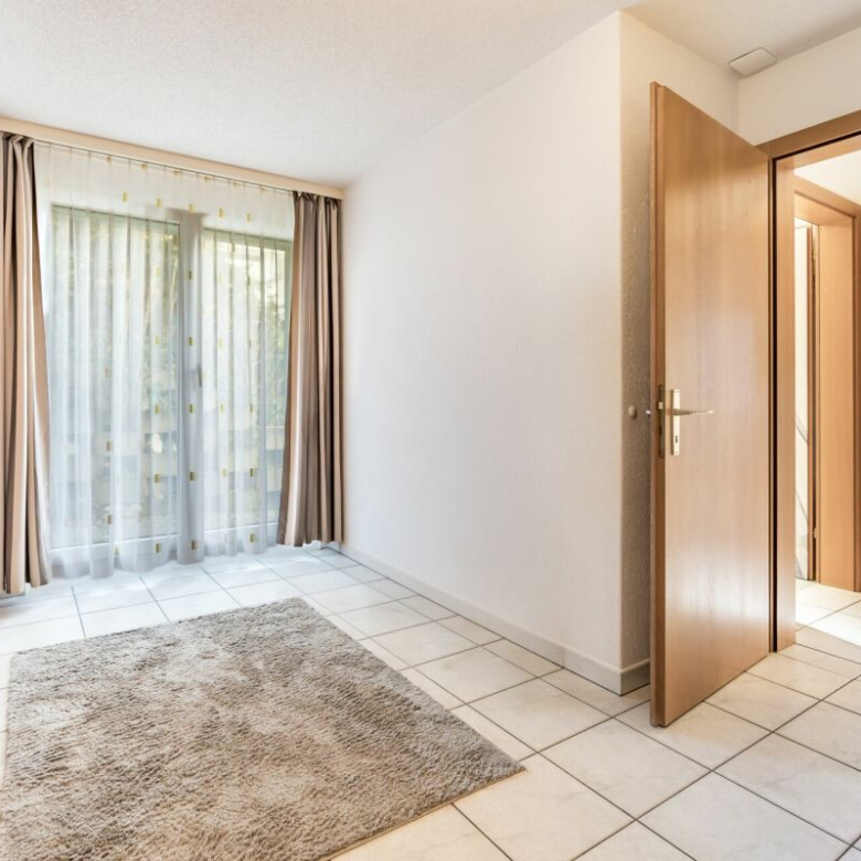 Ein grosszügiger Wohnbereich: eine Wohnung mit grosser Terrasse und wahrter Privatsphäre