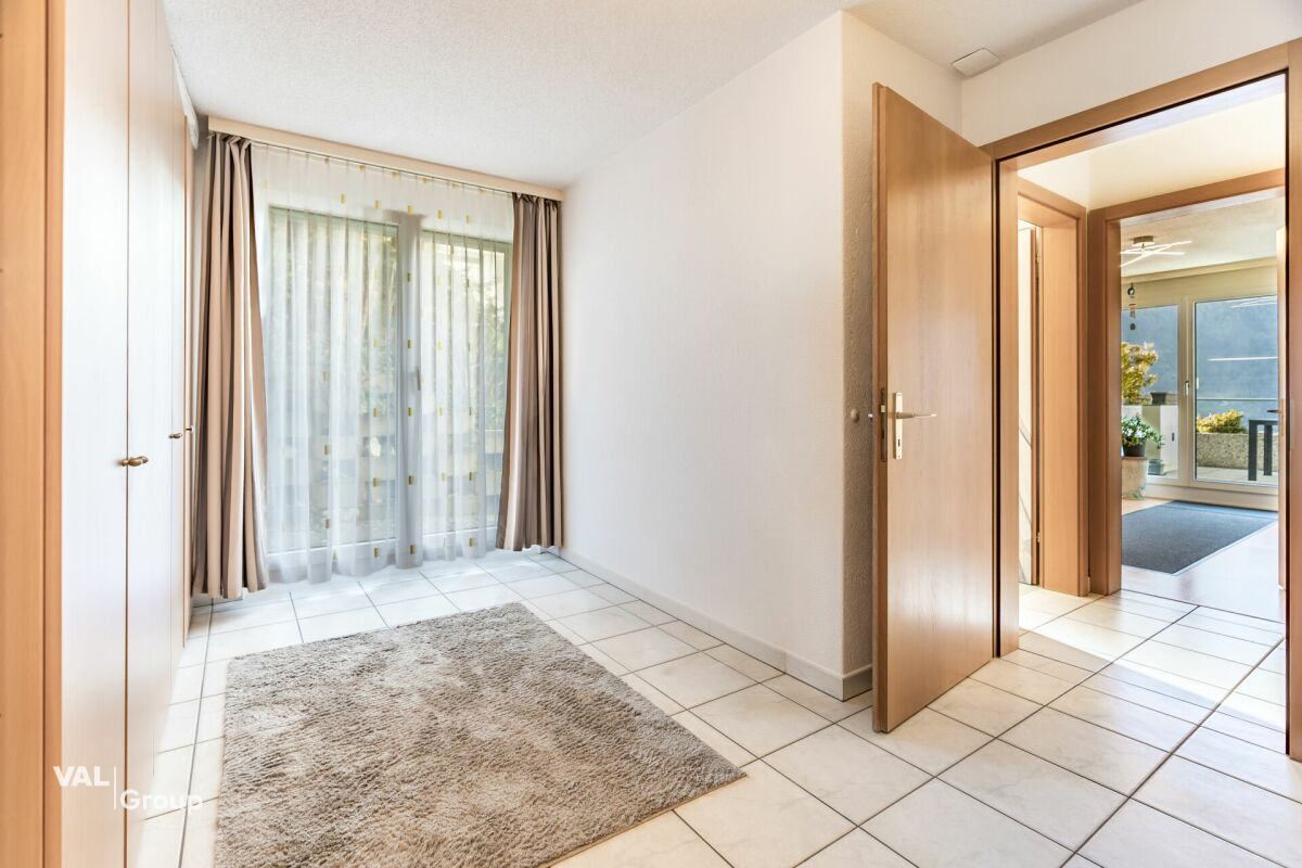 Ein grosszügiger Wohnbereich: eine Wohnung mit grosser Terrasse und wahrter Privatsphäre