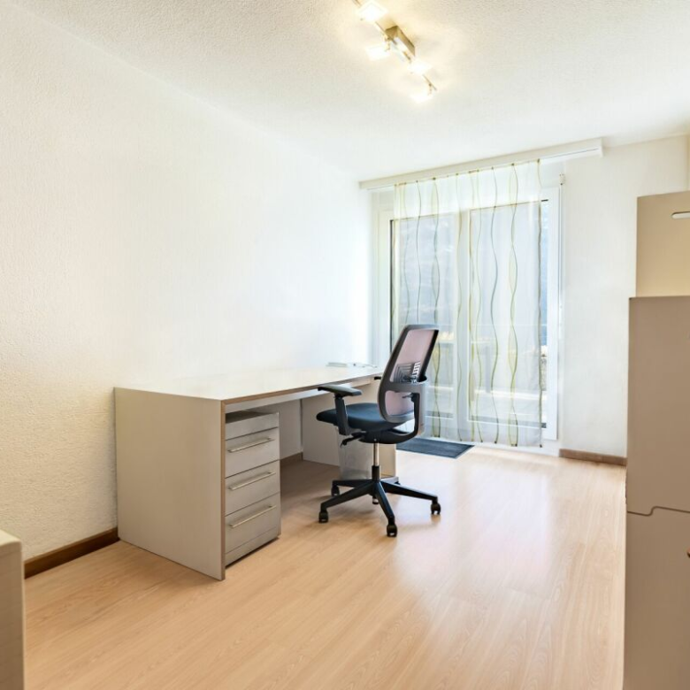 Ein grosszügiger Wohnbereich: eine Wohnung mit grosser Terrasse und wahrter Privatsphäre