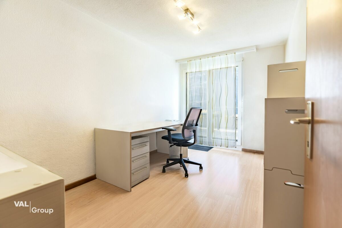 Ein grosszügiger Wohnbereich: eine Wohnung mit grosser Terrasse und wahrter Privatsphäre