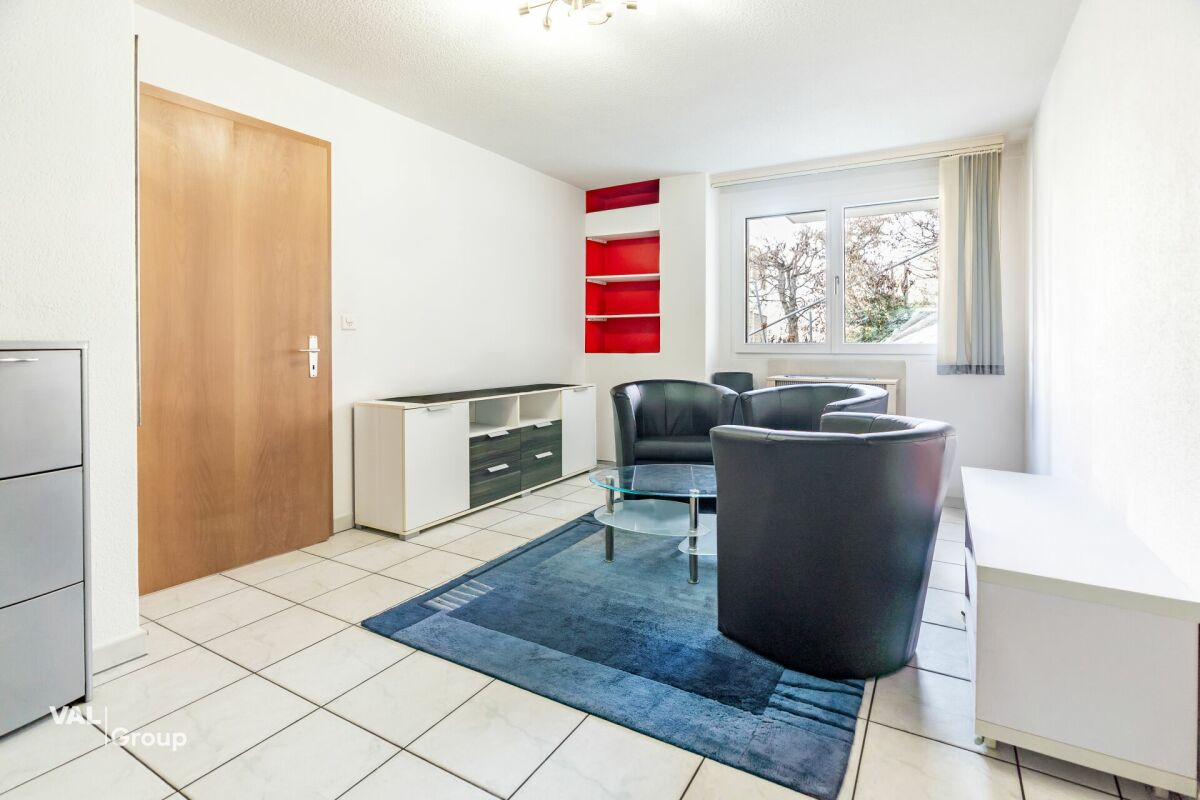 Ein grosszügiger Wohnbereich: eine Wohnung mit grosser Terrasse und wahrter Privatsphäre