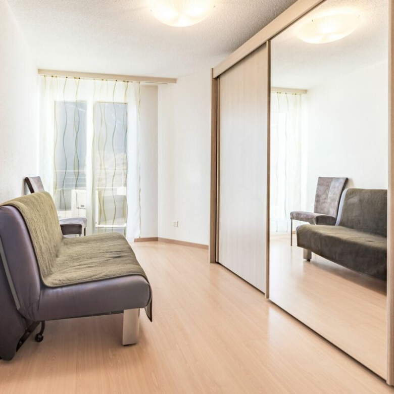 Ein grosszügiger Wohnbereich: eine Wohnung mit grosser Terrasse und wahrter Privatsphäre
