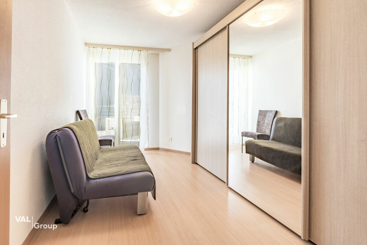 Ein grosszügiger Wohnbereich: eine Wohnung mit grosser Terrasse und wahrter Privatsphäre