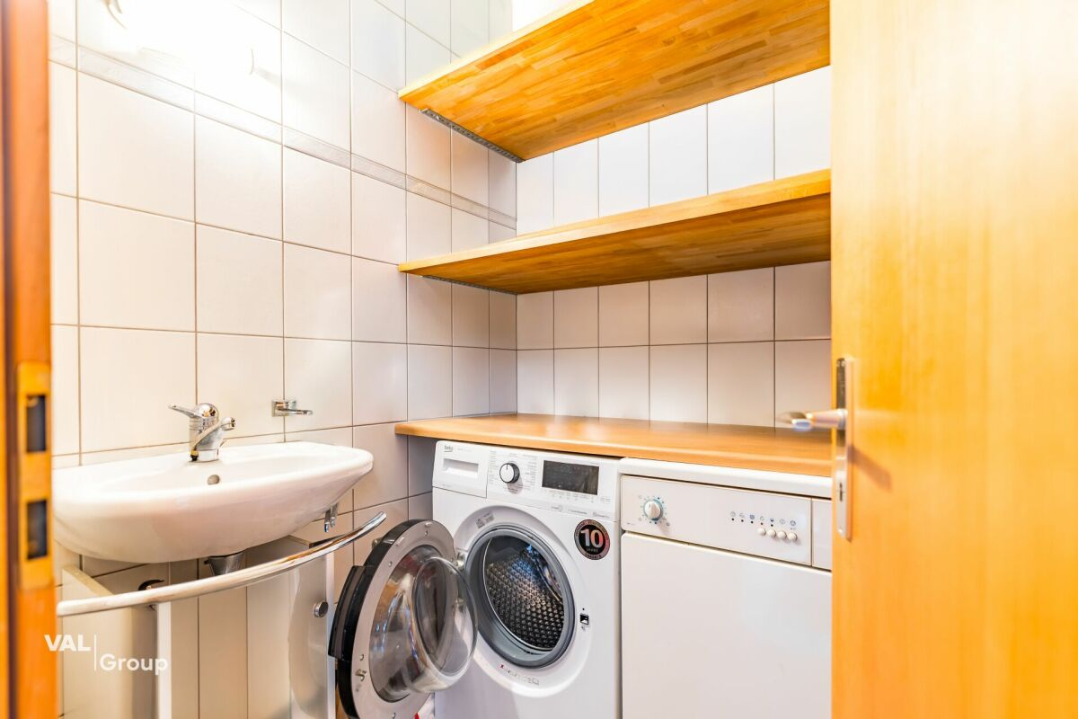 Ein grosszügiger Wohnbereich: eine Wohnung mit grosser Terrasse und wahrter Privatsphäre