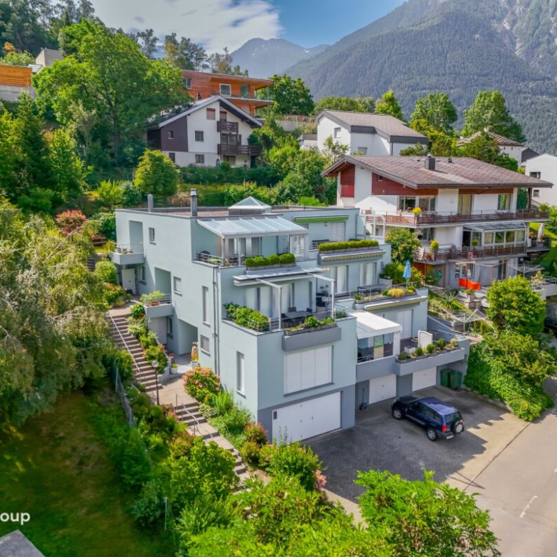 Ein grosszügiger Wohnbereich: eine Wohnung mit grosser Terrasse und wahrter Privatsphäre