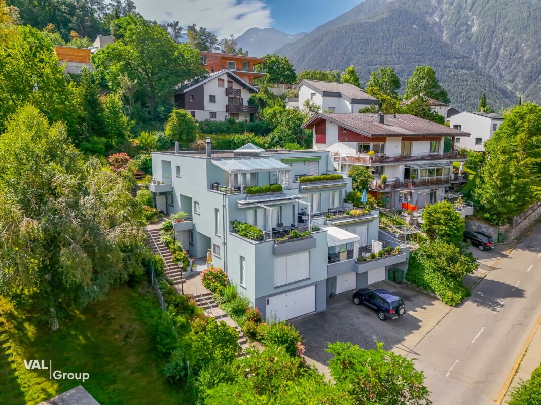 Ein grosszügiger Wohnbereich: eine Wohnung mit grosser Terrasse und wahrter Privatsphäre